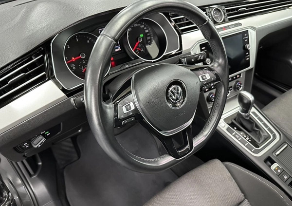 Volkswagen Passat cena 83500 przebieg: 126000, rok produkcji 2018 z Jasień małe 781